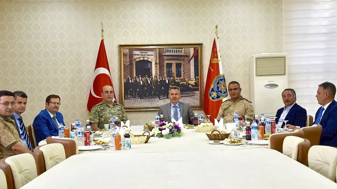 İl Jandarma Komutan'ı Şahin'e veda yemeği