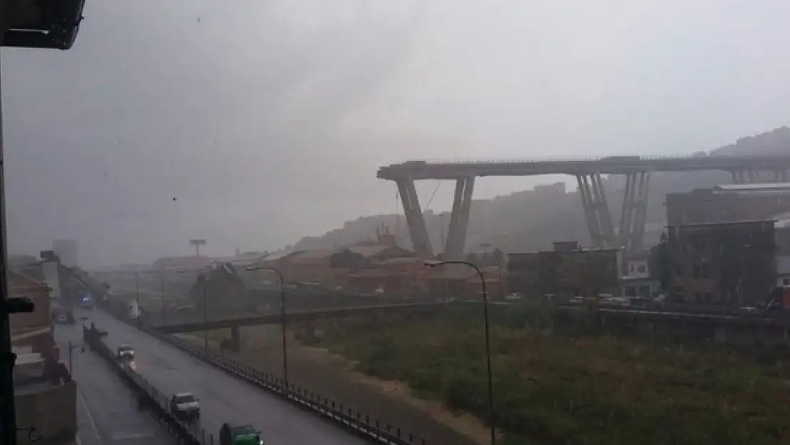 Metrelerce yükseklikteki köprü çöktü