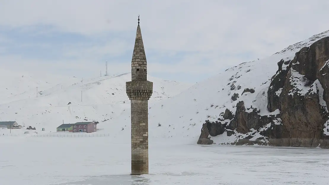 Buzlar arasında ayakta duran minare büyülüyor
