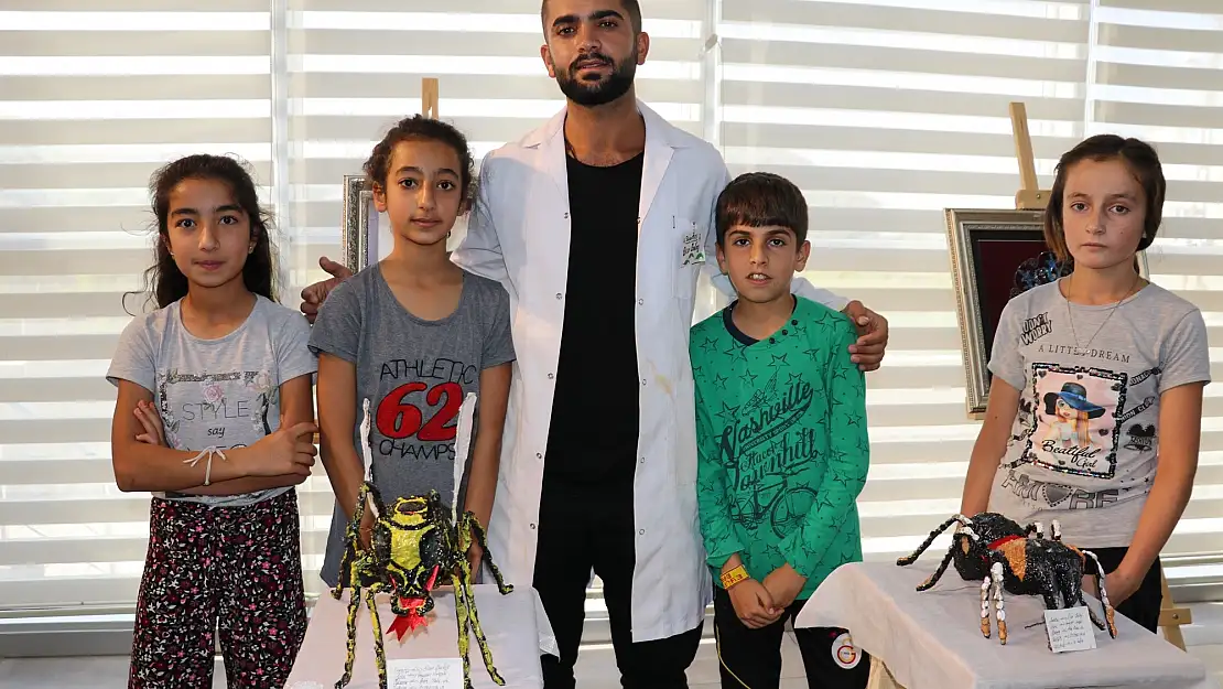 AİÇÜ'lü Öğrenci Van'da Sergi Açtı