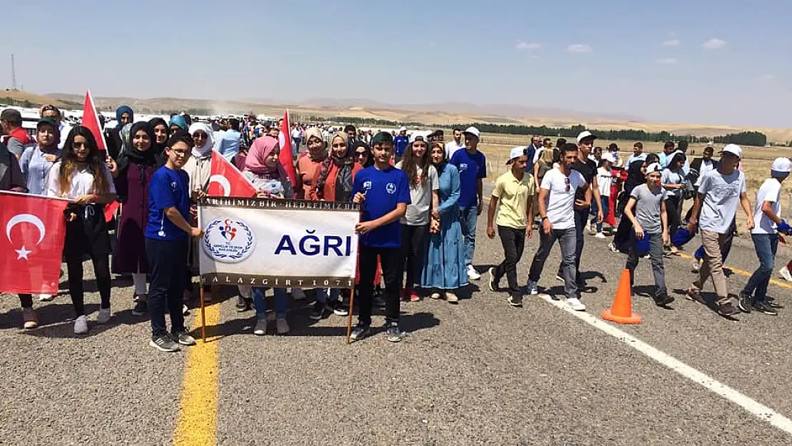 Ağrı'da 400 genç Malazgirt anmalarına katıldı