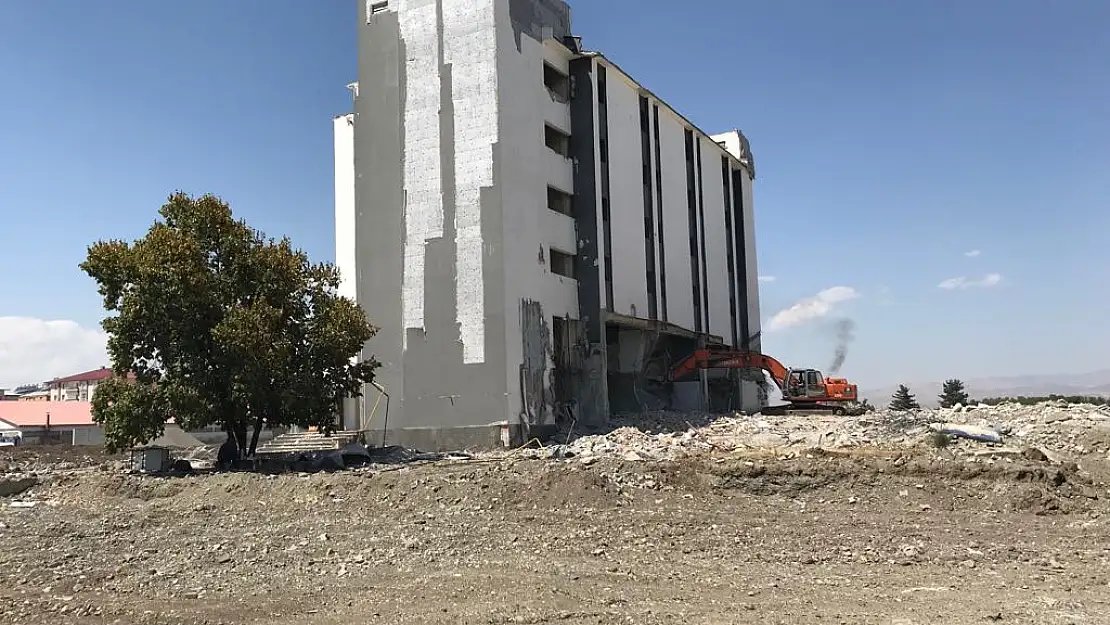 Ağrı'da belediye binasının yıkımı tamamlandı
