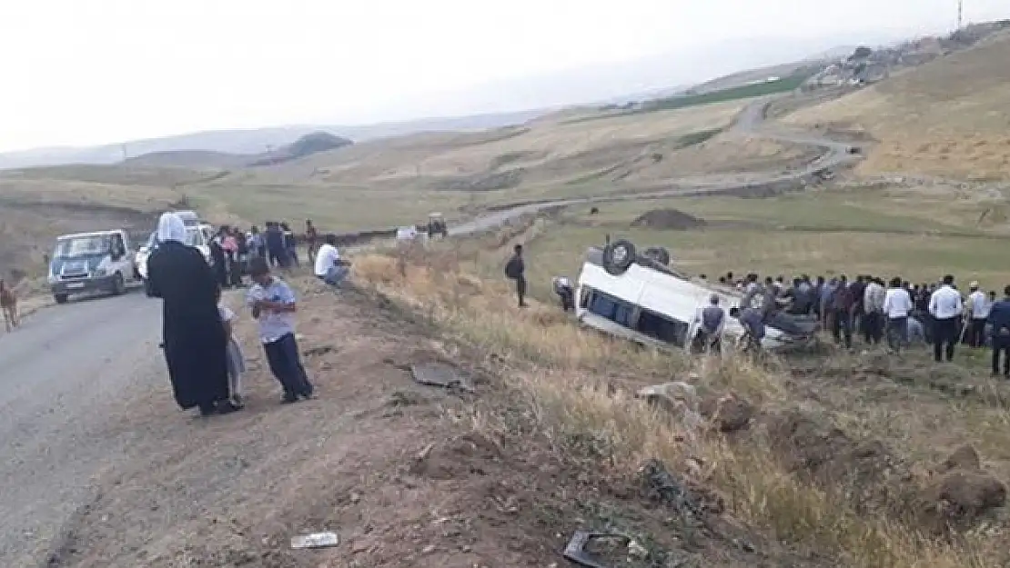 Ağrı'da Afganları taşıyan minübüs şarampole yuvarlandı