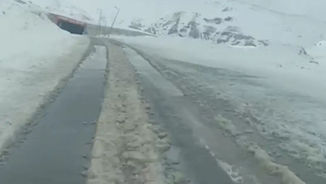 3 bin rakımlı Karabet Geçidi'nde kar yağışı