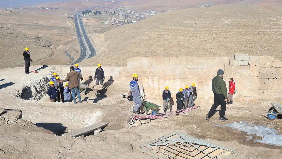 3 Bin Yıllık Zerzevan Kalesi'nde Güney surları gün yüzüne çıkarıldı