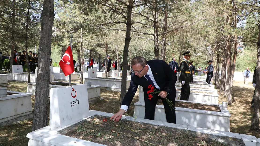 30 Ağustos Zafer Bayramı'nda Kars Şehitliği Ziyaret Edildi