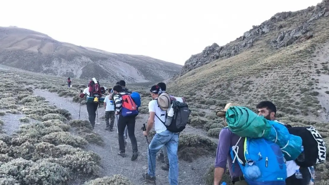 Dağcılar uçak parçaları ile karşılaştı