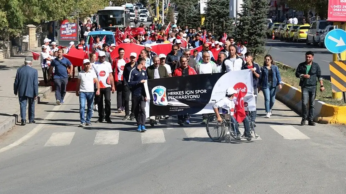 Ağrılı sporcular beraber yürüdüler