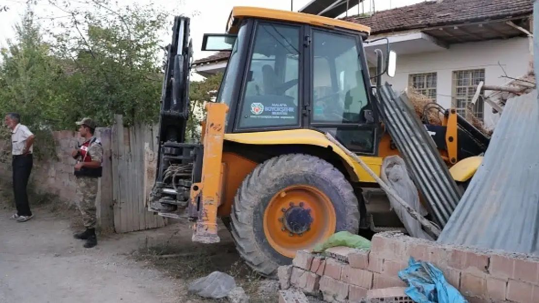 Kepçe eve daldı
