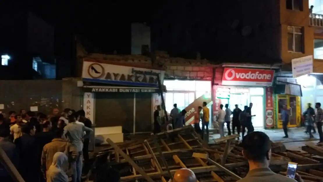1 vatandaş çatıların altında kalmaktan saniyelerle kurtuldu