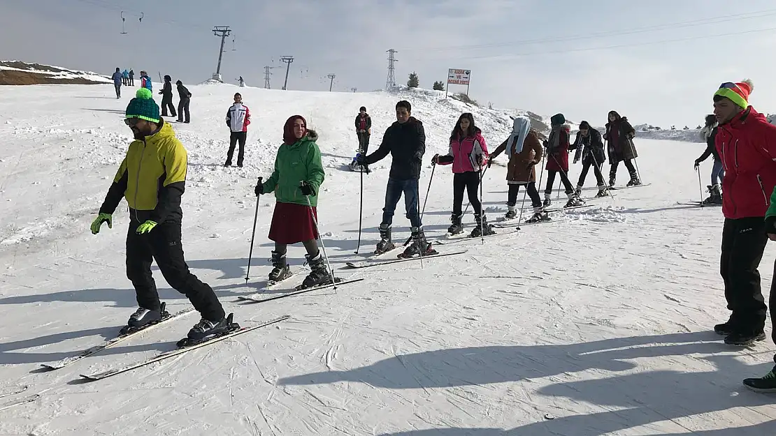 Sevgi Evlerinde kalan çocuklar kayakla tanıştı