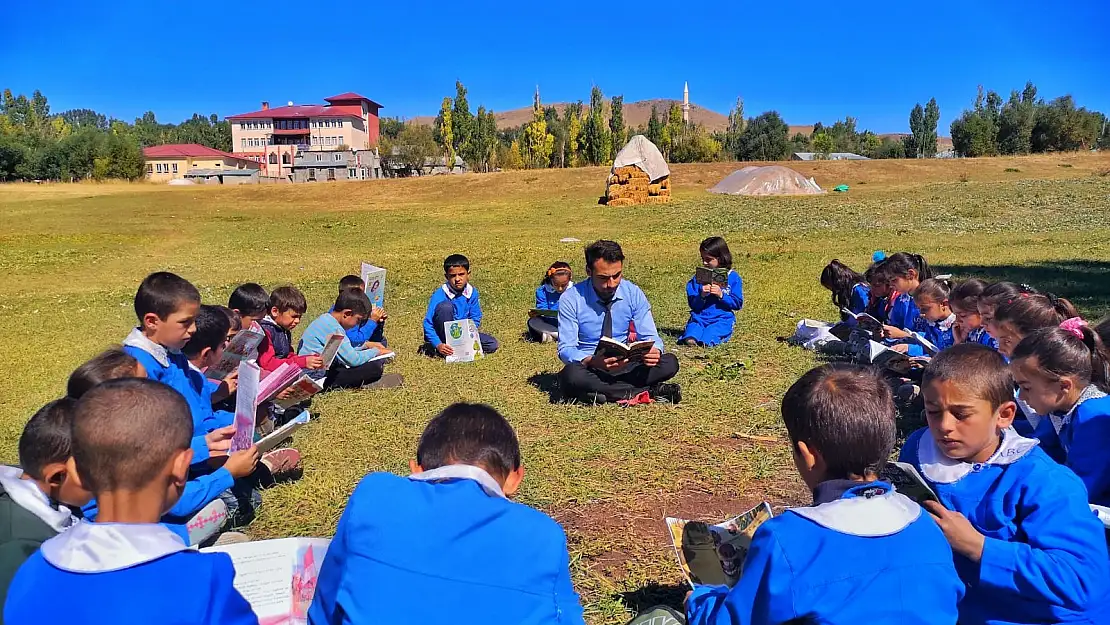 Ağrı'da  her yerde kitap okuyorlar