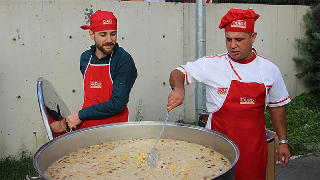Bu kez öğrencilere aşure dağıtıldı