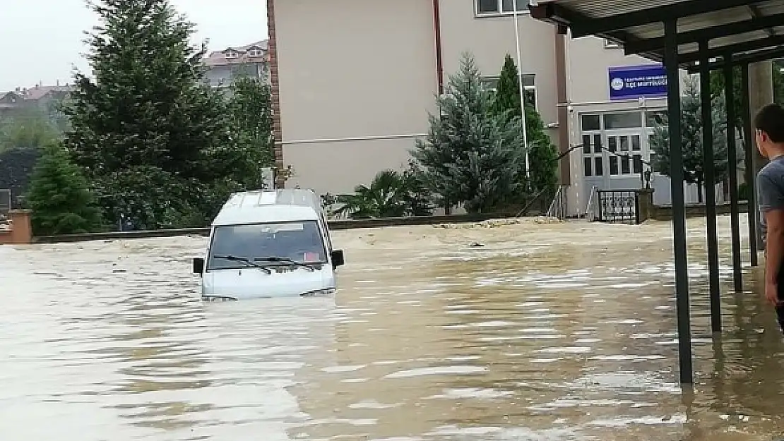 Bir ilçe sular altında