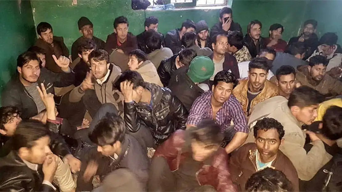 Ağrı'da şok baskın! 250 göçmen bir evde