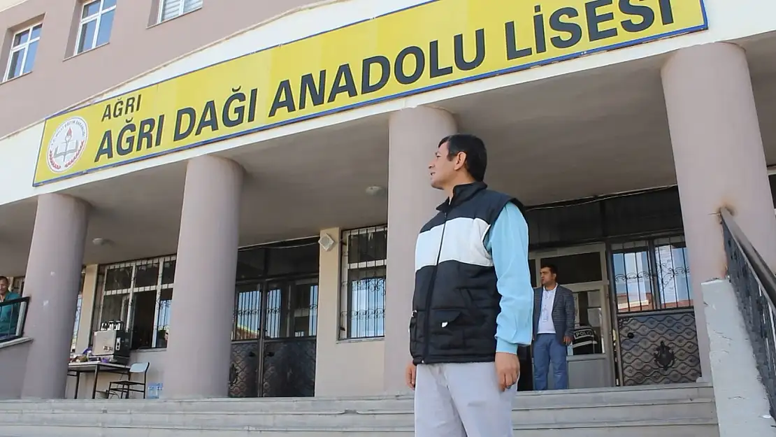 Ağrı'da bir öğrenci son 2 saniyede sınava yetişti