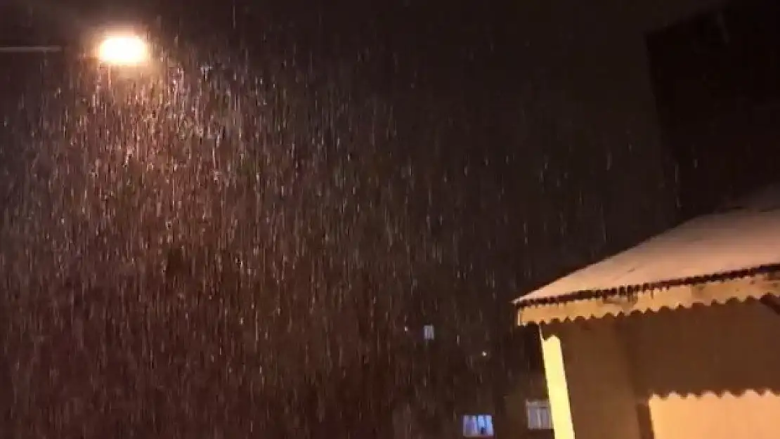 Ağrı'da mevsimin ilk karı yağdı