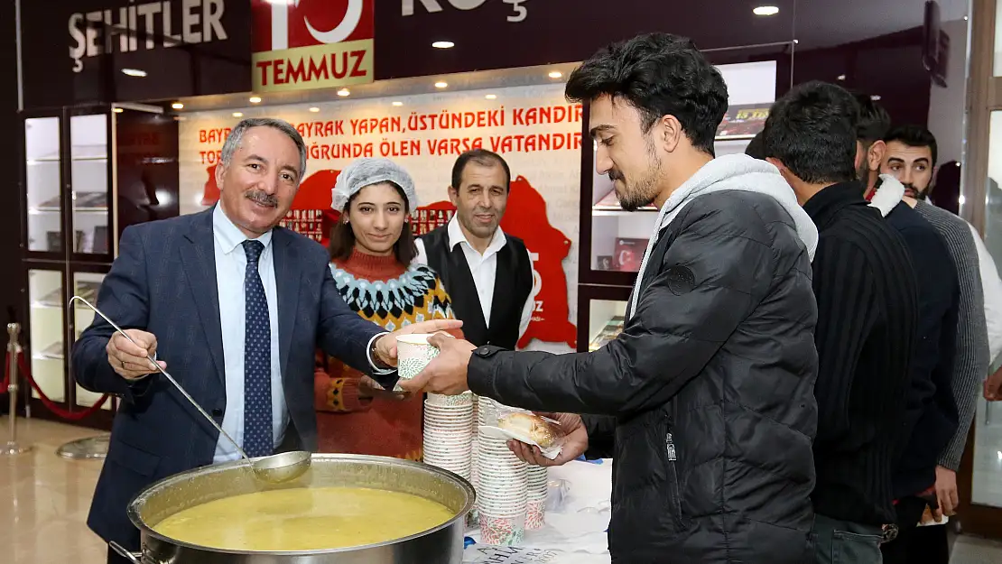 AİÇÜ'de sınavlara hazırlanan öğrencilere çorba ikram ediliyor