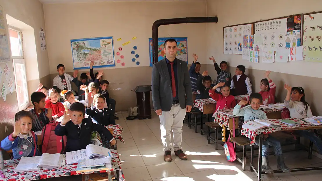 Fedakar öğretmen tüm gününü öğrencileri ile geçiriyor