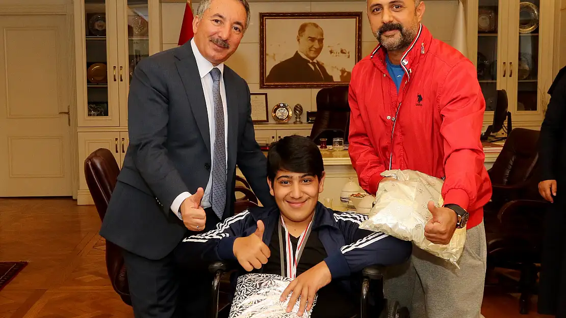 Rektör Karabulut, başarılı sporcuyu kutladı
