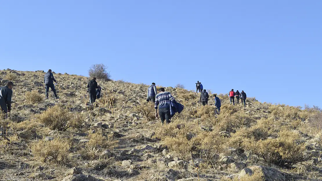 Ağrı'da öğretmenler Bubi Dağı'na tırmandı