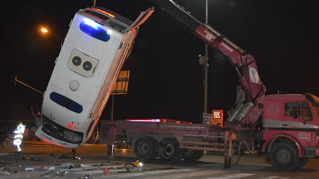 Ağrı'da hasta taşıyan ambulans otomobille çarpıştı 1 ölü, 9 yaralı