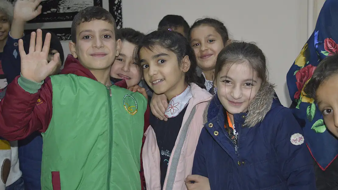 Ağrılı çocuklar tiyatro ile buluştu