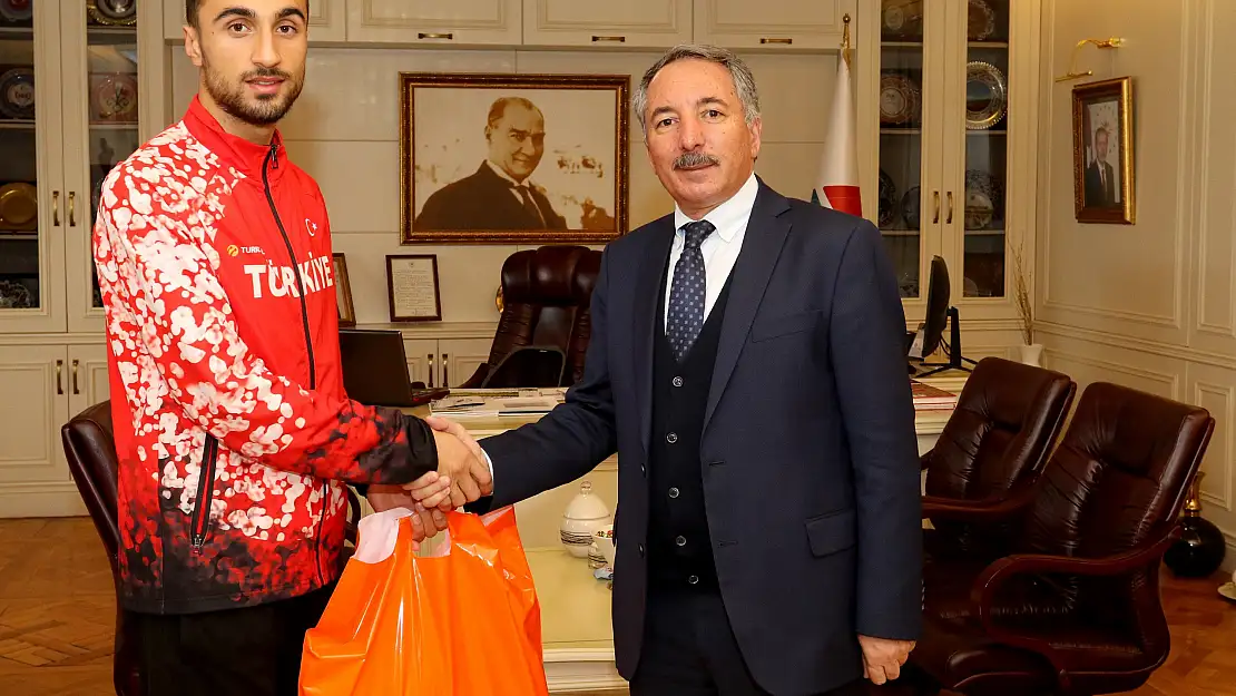 Rektör Karabulut, dünya ikincisi sporcuyu kutladı