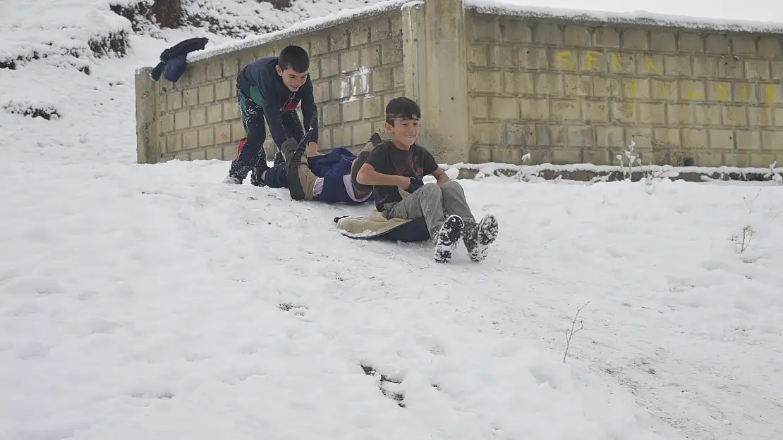 Ağrılı çocuklar özledikleri karın tadını çıkardı