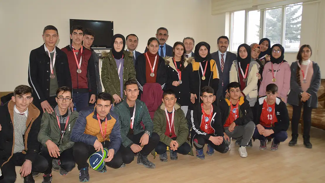 Eleşkirt'te Turnuvada dereceye giren sporculara madalya verildi