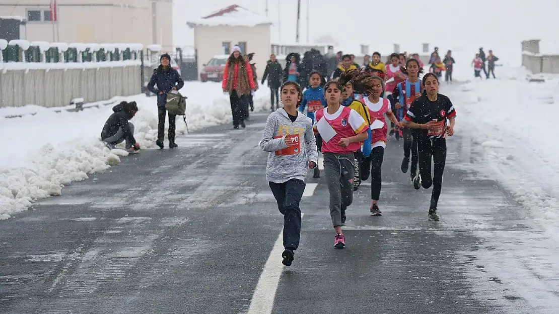 Ağrı'da Okul Sporları Kros Yarışmaları Yapıldı