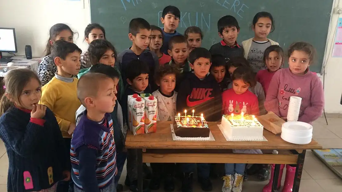 Köy çocuklarıyla doğum günlerini kutluyorlar
