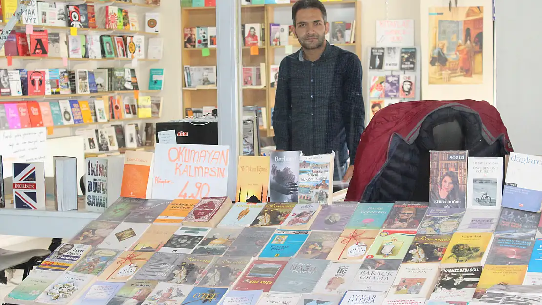 Atanamayan öğretmenin kitap aşkı