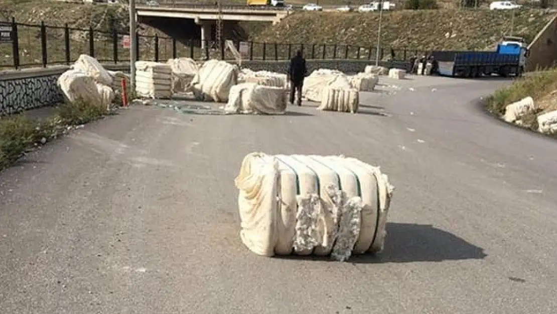 Pamuk balyaları yolu kapattı