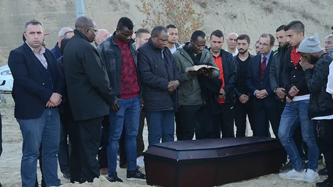 Afrikalı futbolcu Türkiye'de toprağa verildi