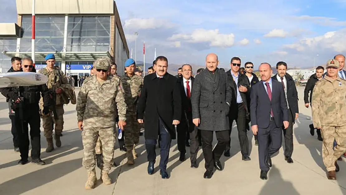 Bakan Soylu yaralı askerii ziyaret etti