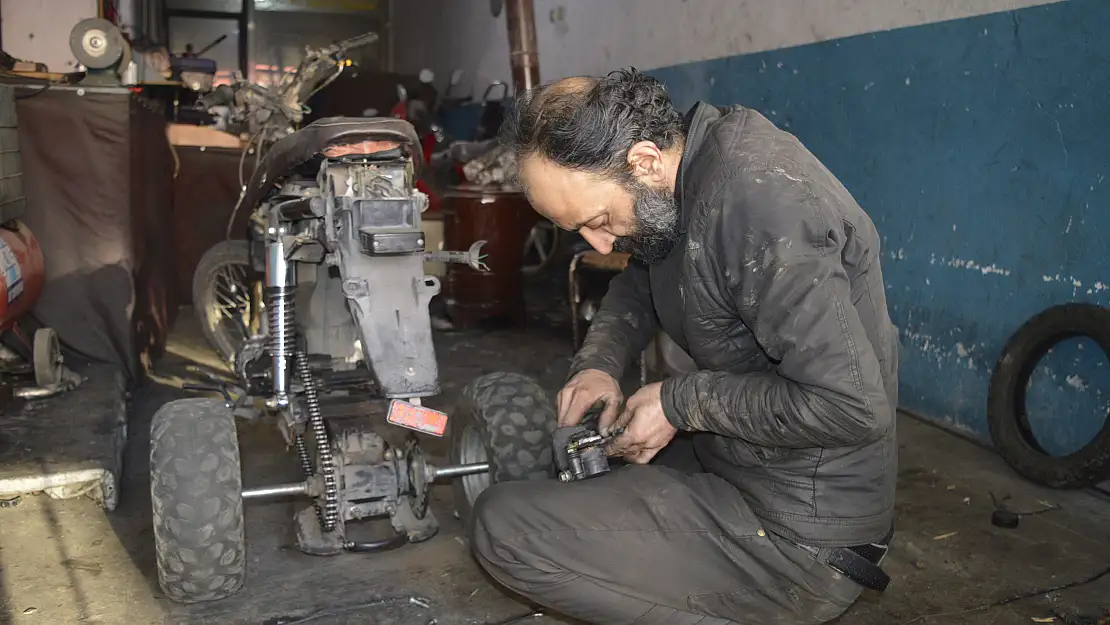 Ağrı'da kışın motosiklet kullanamayınca motosikletini ATV'ye dönüştürdü