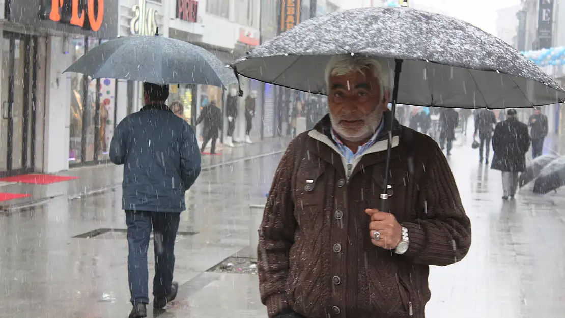 Ağrı'da ulaşıma kar engeli