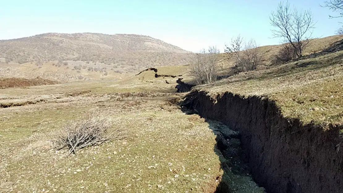 Toprak kayması sonucu yarıklar oluştu