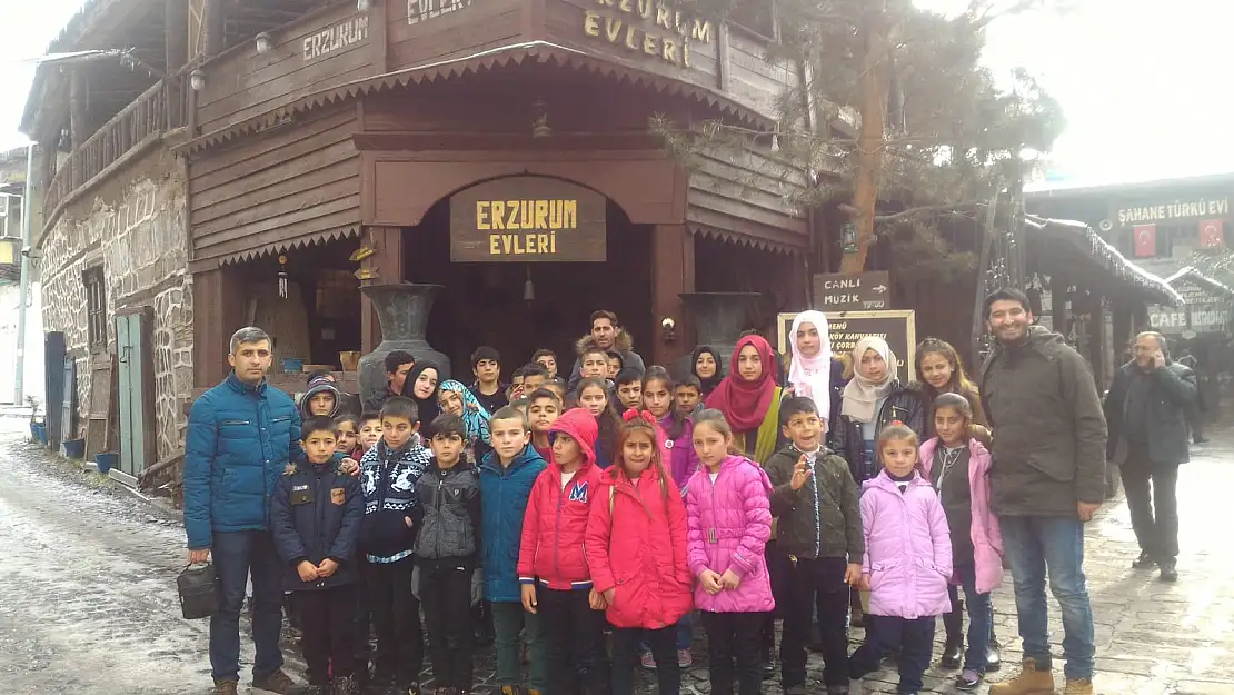 Geziden dönen öğrencilerden Şiran'a teşekkür ziyareti