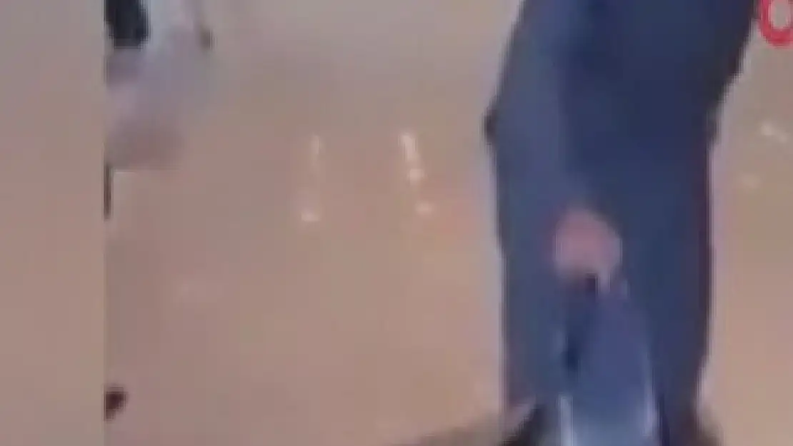 Uçağa geç kalınca kendi kıyafetlerini yaktı