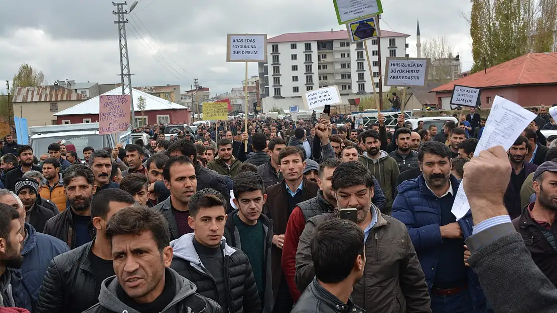 Ağrı'da elektrik protestosu sırasında 1 kişi kalp krizinden öldü