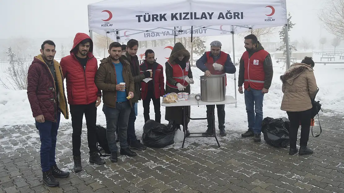 Ağrı'da soğuk kış günlerinde üniversite öğrencilerine çorba ikram ediyor