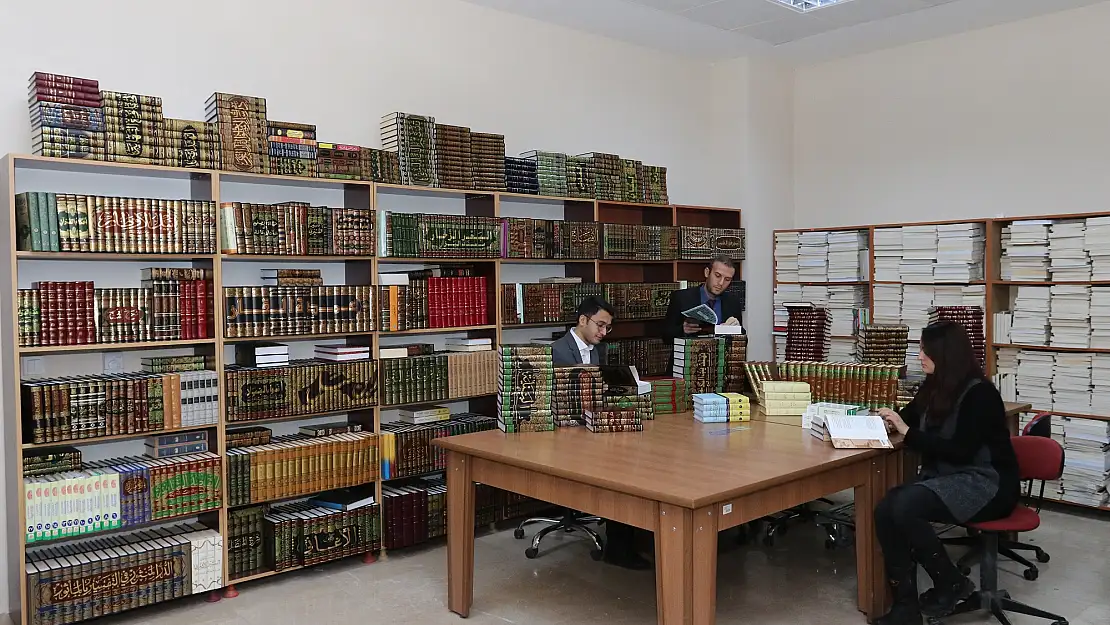 AİÇÜ'de İslami İlimler Arapça Temel Eserler Kitaplığı Oluşturuldu
