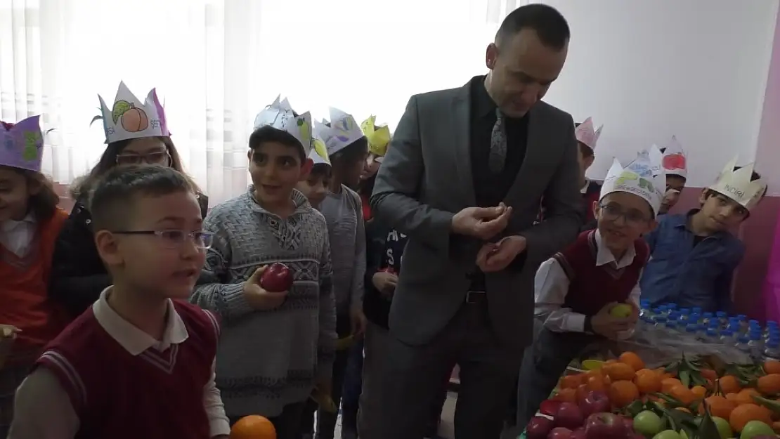 Öğrenciler okulda oluşturulan manavda kasiyersiz alışveriş yapıyor