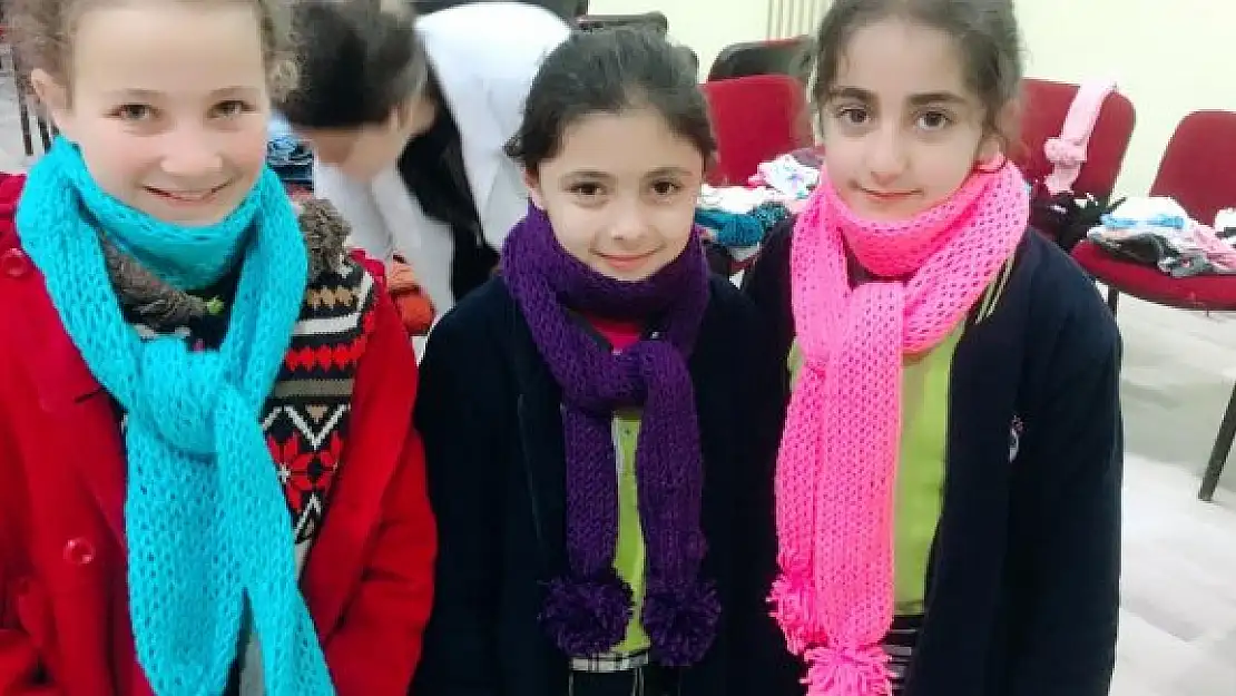 Manisa'dan gelen hediyeler Ağrı'da ki öğrencileri ısıttı