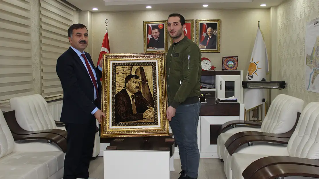İl Başkanı Aydın'a portre hediye edildi