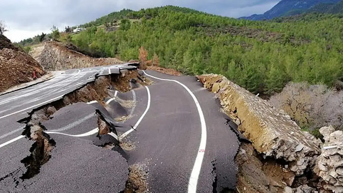 Yol ortadan ikiye bölündü