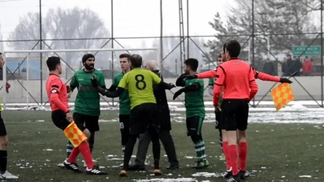 Futbolcudan hakeme tokat