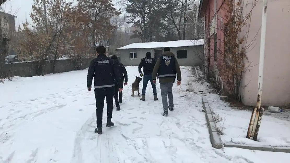 Ağrı'da Narkotik Madde Arama Köpeği ile uyuşturucu araması